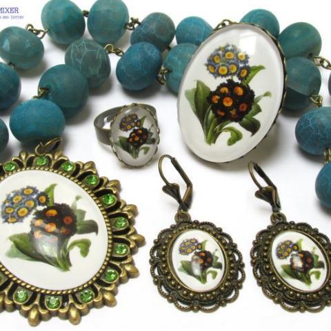 Jewellery set with primulas
