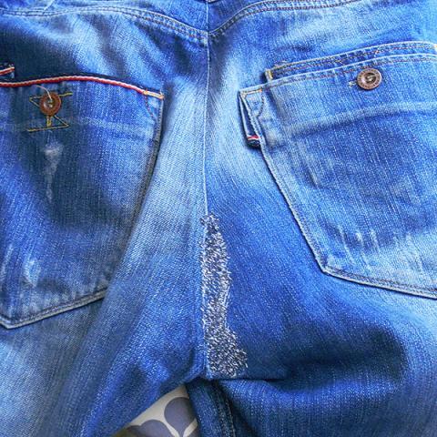 TUTORIAL: How to patch your jeans - Queen Lila-royalty crafts