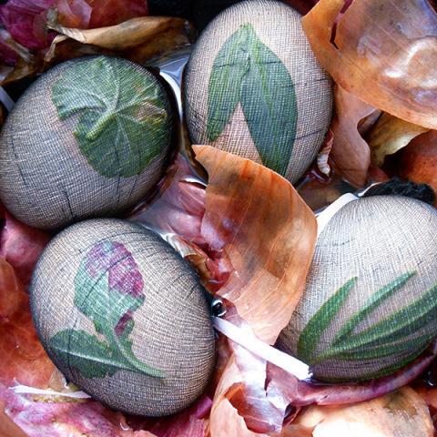 TUTORIAL: How to dye Easter eggs with onion peelings - Queen Lil