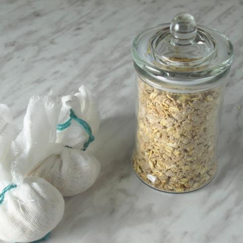 DIY: Cinnamon Oatmeal Bath Powder | Kiku Corner