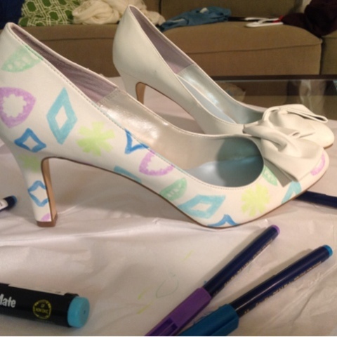 Decorate dyeable shoes with fabric markers